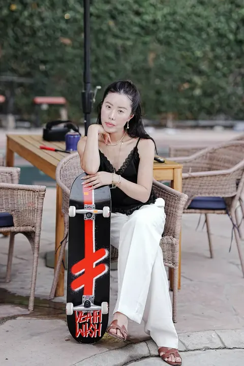 坐在戶外椅上的黑白穿搭，ME30珍珠飾品自然融入休閒造型