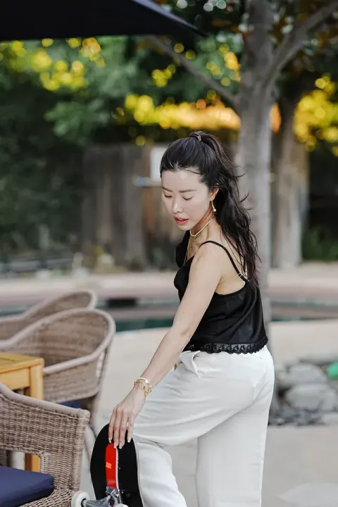 戶外休閒轉身照，珍珠耳環與項鍊點亮黑白穿搭
