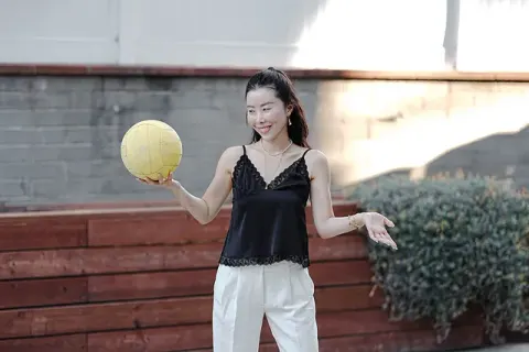 黑色蕾絲背心與白褲球場穿搭，搭配ME30珍珠項鍊